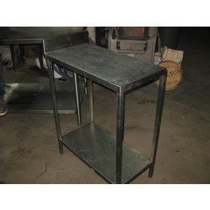 Table avec dado4 po et 1 tablette soudée15 x30 x36