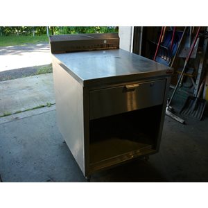 Table avec dado 6 po et caisson 1 tirroir 33 p x27 l